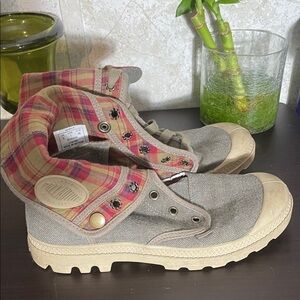 Palladium Baggy Canvas Women’s Green and Red Plaid Boots size 7